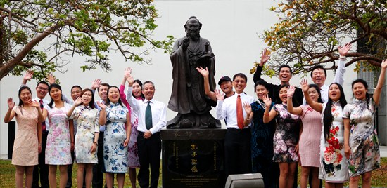 和迈阿密达德学院孔子学院老师们一起在孔子塑像前拍摄《中国丝绸》外景