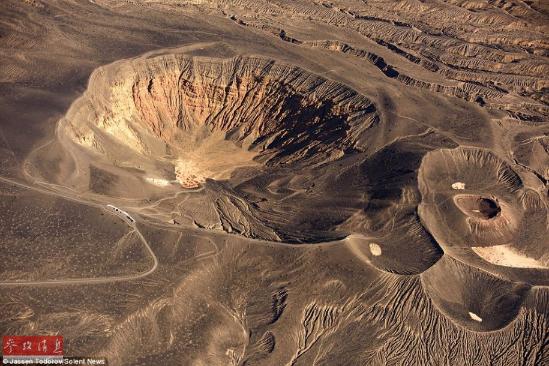 火山口 巨大隕石坑似火星(組圖),美國加州死亡谷漂流的石頭,中國崑崙