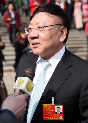 中国商人王文良,他的公司和特里·麦考利夫有关系