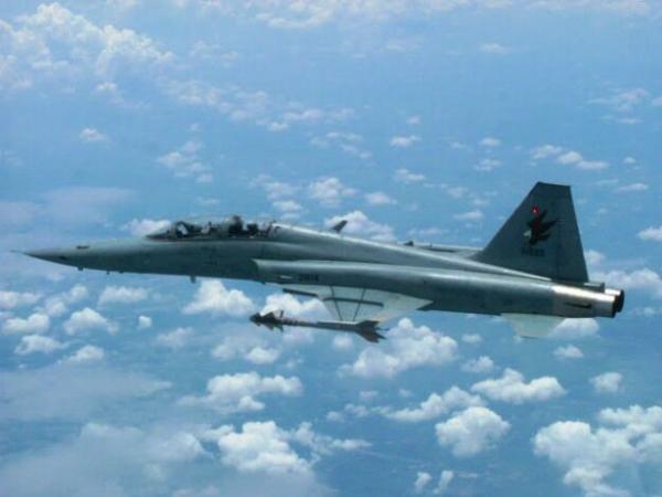 当时没钱买新飞机，泰国只能设法升级自己手头的F-5E战斗机，为它安装了以色列“怪蛇4”空空导弹