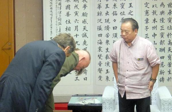 强奸案发生后，驻冲绳美军中将尼克尔森（左二）向冲绳县副知事安庆田光男（右一）道歉