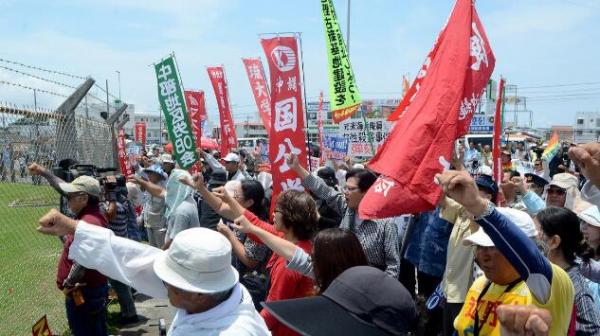 冲绳民众抗议美军暴行
