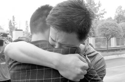 分离了13年的陈良伟兄弟俩拥抱在一起