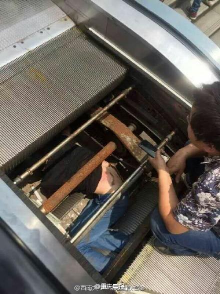 重庆北碚一超市扶梯吞人维修工被卷入图