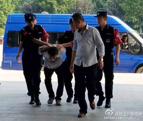 一名犯罪嫌疑人被抓获。图片来自颍上警方官方微博