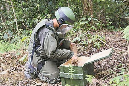 中越边境扫雷最新情况直击中越边境民间高手排雷:砍刀就是排雷工具