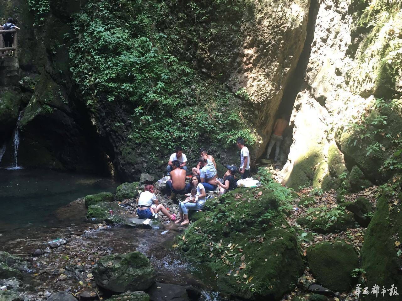 网曝游客在成都青城山景区喝酒猜拳随地小便