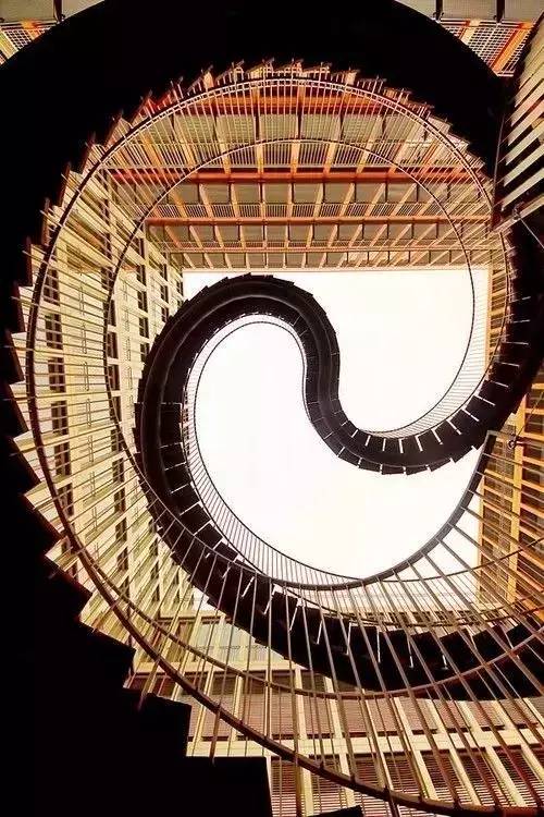 olafur设计的自行循环的楼梯