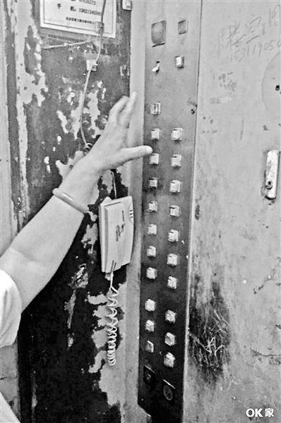 事发居民楼电梯内景