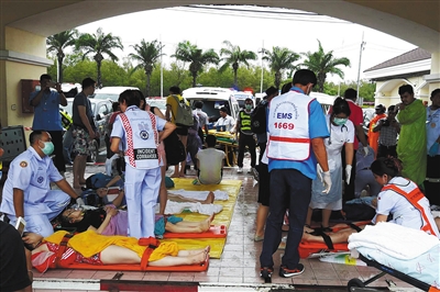 6月8日,泰国普吉,医护人员对伤者进行救治。当天下午,两艘载有中国和韩国游客的快艇在泰国南部普吉海域发生相撞事故。新华社发