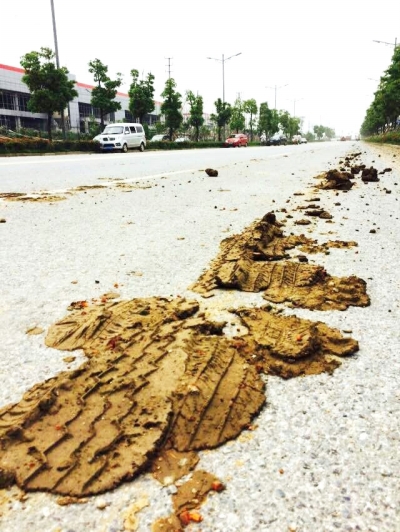 渣土车经过时"跑冒滴漏,漏撒下来渣土混有石块,磕碰经过车辆