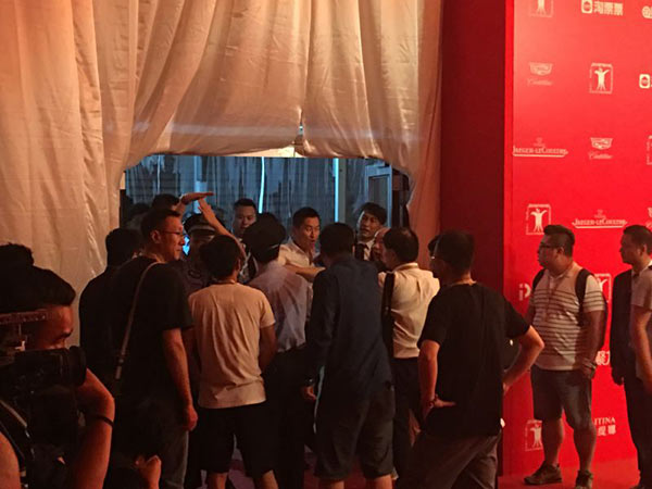 上海电影节红毯发生骚乱 疑保安与工作人员矛盾