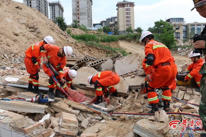 【地震救援现场】关于地震救援的资料 救援专家教学生地震避险