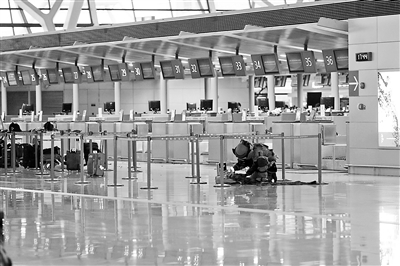 警方排爆人员全副武装在浦东机场T2航站楼国际出发C岛值机柜台处排查供图/新华社