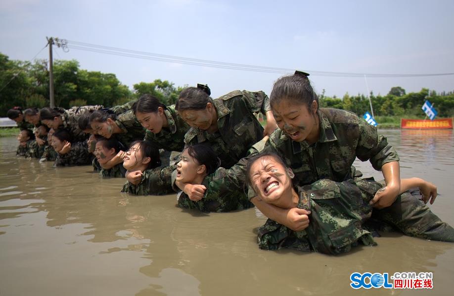 這群女漢紙進行的是不輸於部隊女兵訓練強度的魔鬼式訓練