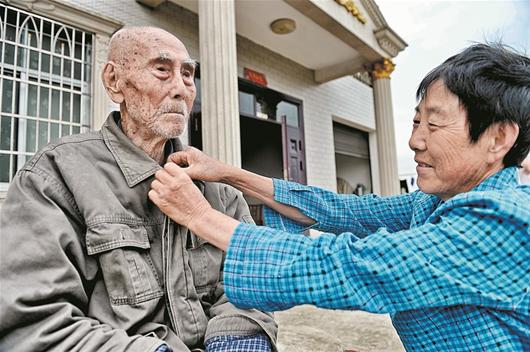 楚天都市报讯 图为:106岁的李伯清(左)牵着100岁的李伯汉在村头散步