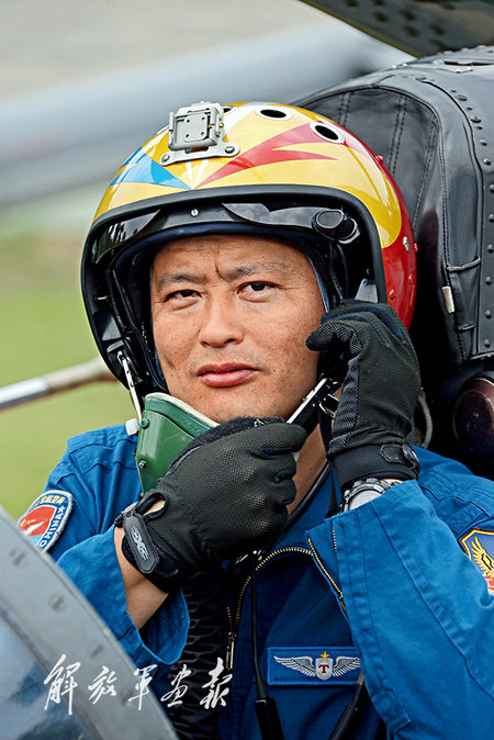 原文配图:荣获空军首届金头盔的特级飞行员王海峰