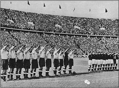 1938年，英国足球队访德，双方同行纳粹礼，可以作为“慕尼黑阴谋”的注脚