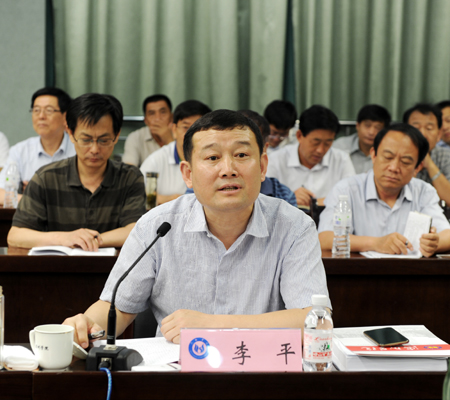 民用航空山东监管局副局长李平讲话。