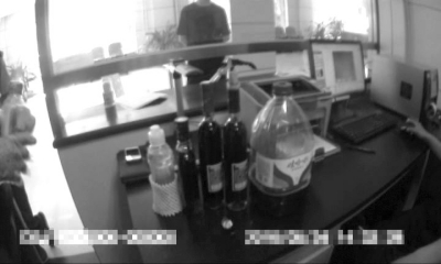 警方起获含液化冰毒的饮料瓶。海淀警方供图