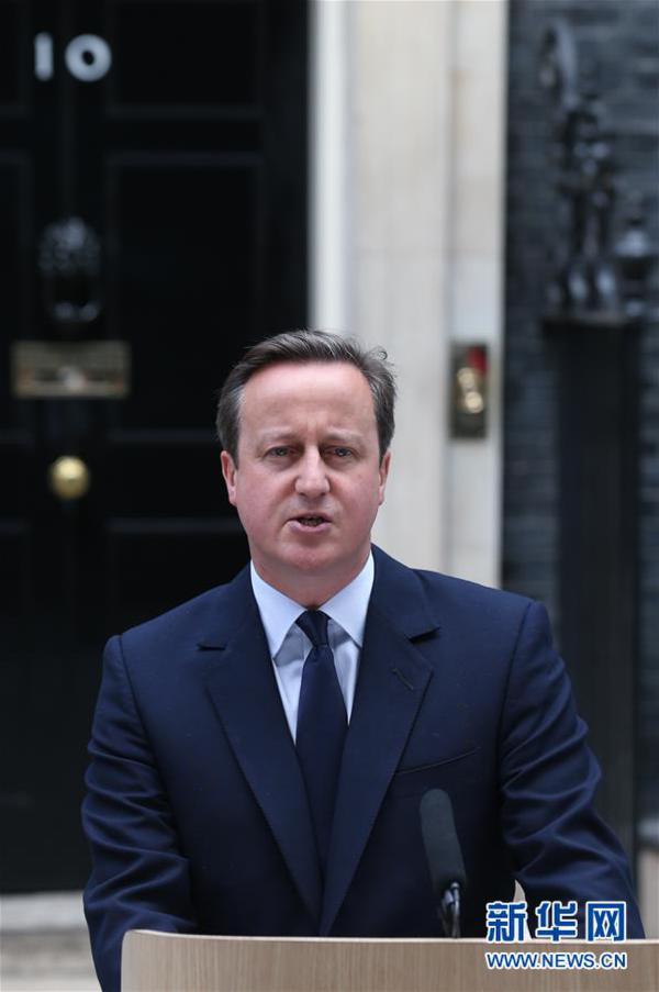 6月21日,英国首相卡梅伦在伦敦唐宁街10号首相府前发表演讲,劝说人们