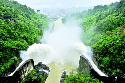 湖北日报讯 昨日,宣恩县城区上游的龙洞水库自1998年以来首次开闸泄洪