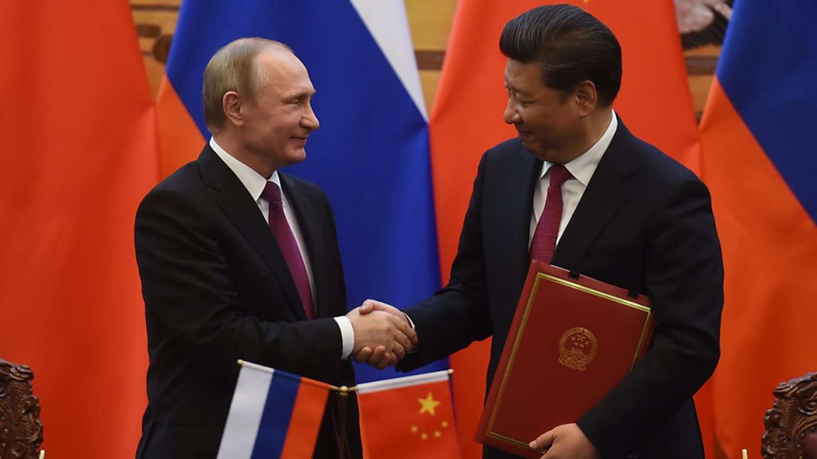 6月25日，国家主席习近平在北京人民大会堂同俄罗斯总统普京举行会谈，签署三份联合声明，并见证中俄30多份合作协议的签署