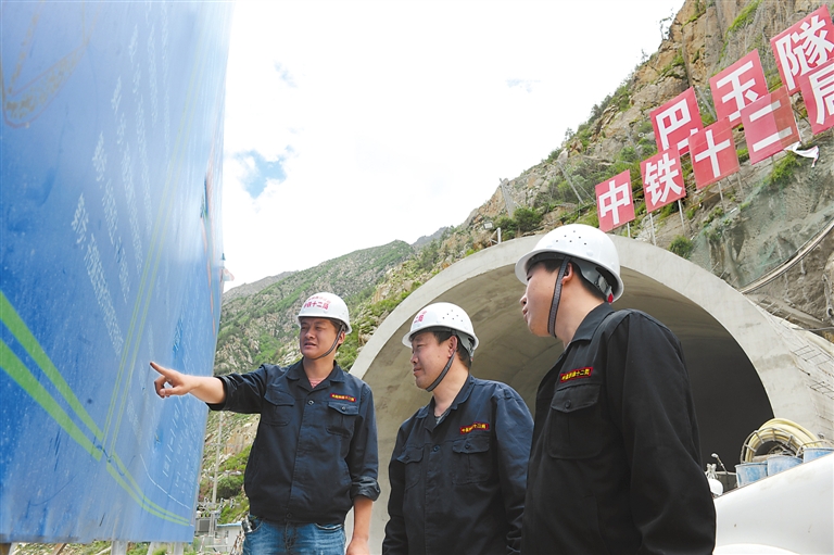 拉林铁路巴玉隧道建设提速(图)图为6月26日,在巴