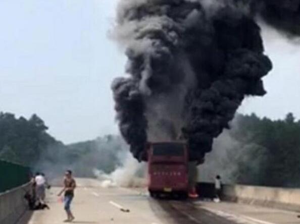 6月26日，湖南宜凤高速交通事故夺去了35条鲜活的生命。 中新网 图