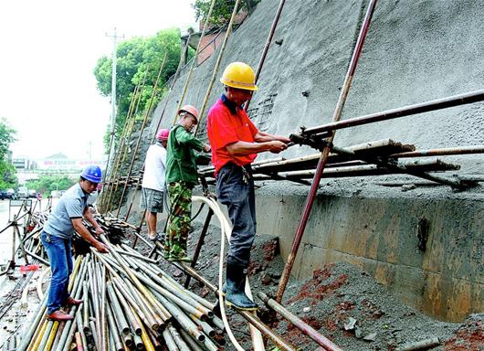 圖文:冒雨搶險加固滑坡湖北日報訊27日,陽新縣興國鎮幹部群眾冒雨對