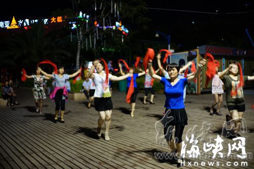 夏季,不少中老年人坚持锻炼,但应注意防暑补水