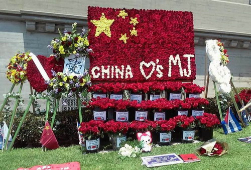 中国歌迷今年筹资给杰克逊墓地献去的巨大国旗玫瑰花屏