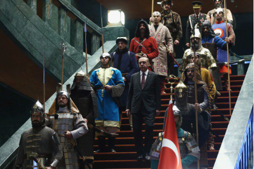 奥斯曼帝国梦才是埃尔多安的最爱。埃尔多安与传说中各突厥帝国卫士。左三看不见脸部的据说是回纥帝国。