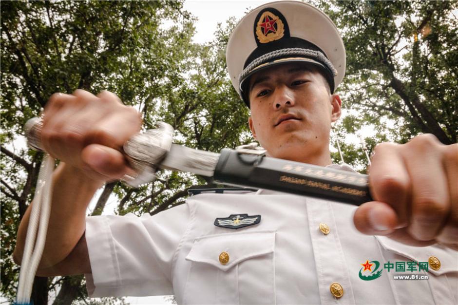 中国海军军官佩剑图片