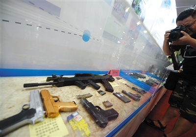 昨日,北京第六届轨道交通安检实物宣传展在地铁大望路站展出。新京报记者 王贵彬 摄