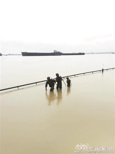 有网友拍下7月2日、3日和4日长江边芜湖滨江公园里“一家三口”雕塑发生的变化 7月2日