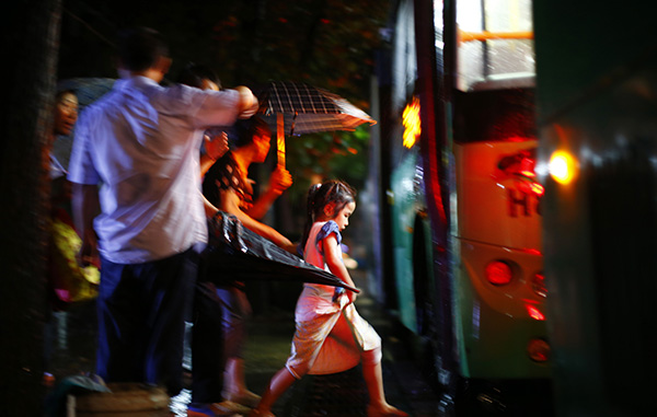 ˽⣬人еӦʷһΡȴСŮѸٵϳӾй ͼ