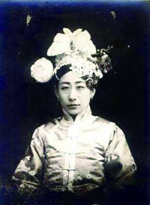 近日网传“香山公园十七格格金默玉府邸”出售,房产中介称该院落为肃王府十七格格金默玉住所,是香山公园内一座独栋院落,因属祖产具有永久产权,叫价1.4亿元。昨日,香山公园管理处释疑,该建筑并不在香山公园里,而是在公园外的山上。市文物局也表示,经多方核实,该处并非“格格府邸”,应是近年新建筑。