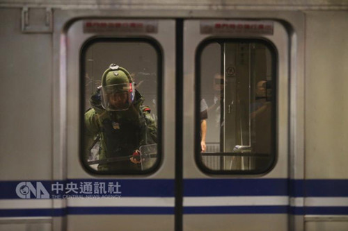 图为鉴识人员搜证。(台湾“中央社”/张新伟 摄)