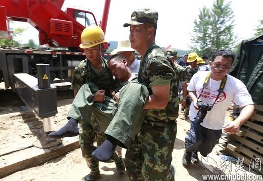 武警交通六支队士官王军杰在麻城举水河抢险现场中暑晕倒
