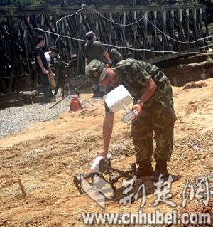 武警交通六支队士兵正在操作无人机侦察灾情