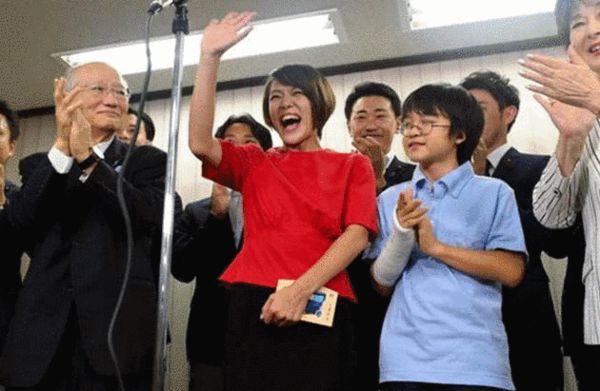 32岁日本女偶像今井绘理子高票当选参议员