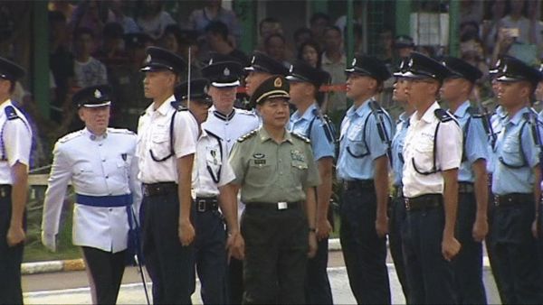 中國人民解放軍駐香港部隊司令員譚本宏昨日出席香港警察學院舉行的