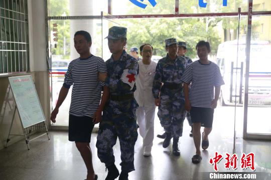 小艇成功救起遇险渔民后返回泉州舰。 汪静 摄