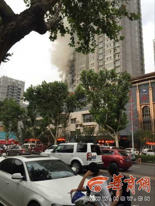 今日下午18:20左右,西安城北凤城四路海璟新天地小区一号楼发生一起天然气爆燃事故。