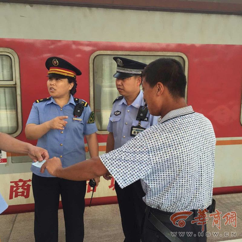 智障青年下火车时与家人走散安康乘警帮助找回