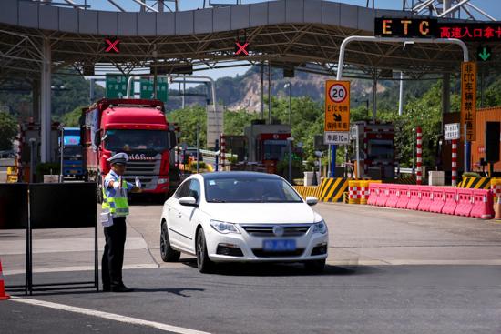 包括所有高速公路,普通道路共172个入城口的公安检查站已试运行,对入