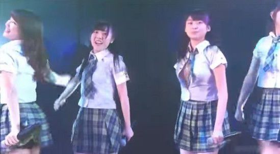 14岁AKB48 Team B成员台上热舞 动作大衬衫绷开