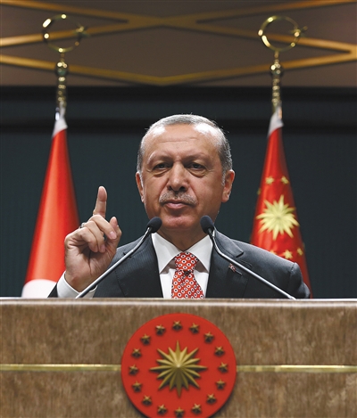 当地时间7月23日,土耳其安卡拉,土耳其总统埃尔多安在总统府发表讲话。当天,埃尔多安签署命令,要求关闭1043所私立学校、1229家协会与基金会。图/视觉中国