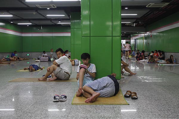 2016年7月24日,上海地铁金沙江西路站,由于天气太过炎热,一些家中尚未配备空调的打工者选择拖家带口到地铁站内避暑。 澎湃新闻记者 韦毅 图